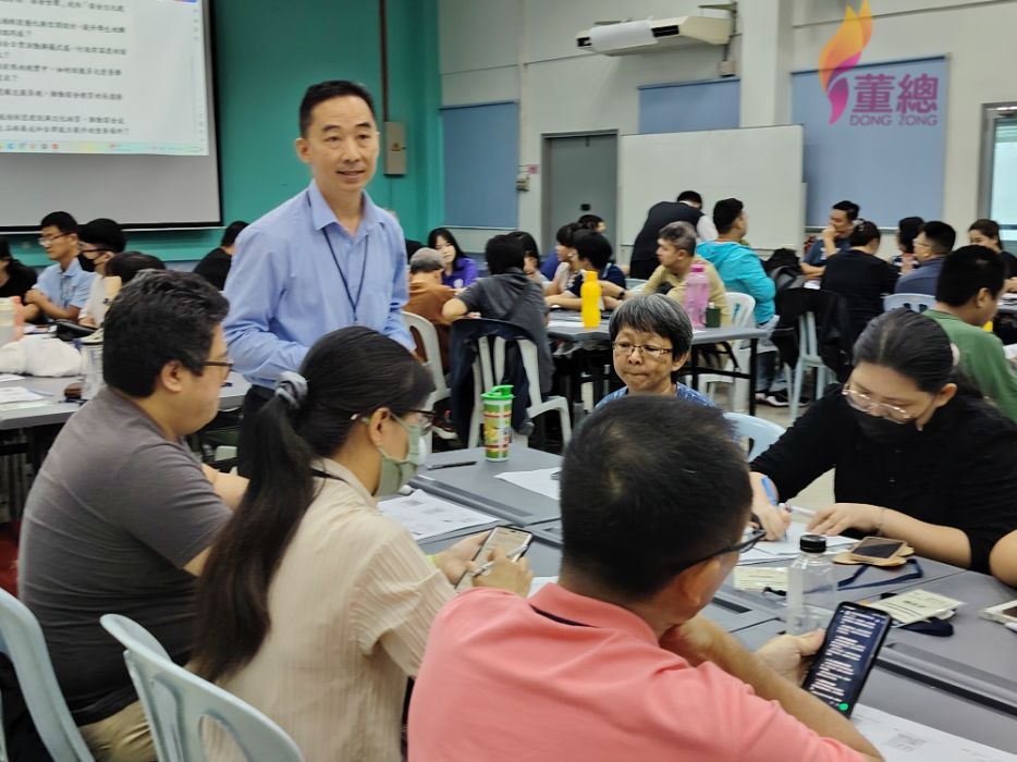 图10组长带领学员进行小组讨论 modified