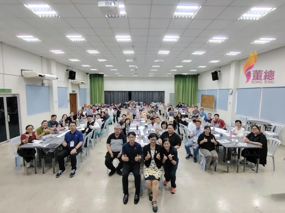 图1全体学员与董总学生事务局颜彣澔主任及胡金枝讲师合影留念前排左边颜彣澔胡金枝 modified