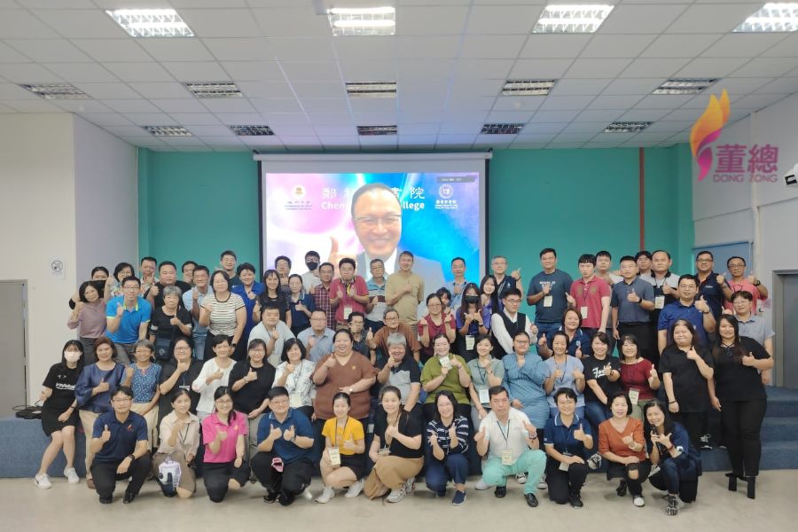 图2讲座结束前67位学员与黄承发讲师合影留念 modified