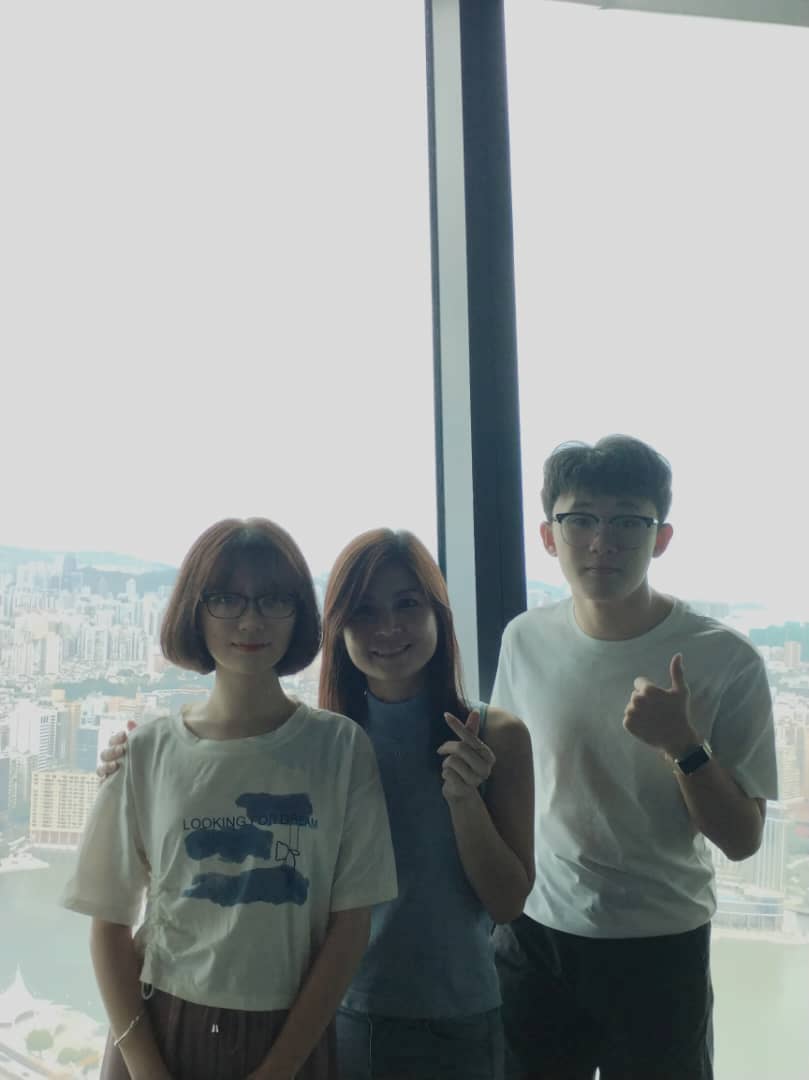 高栩怡(图左一)